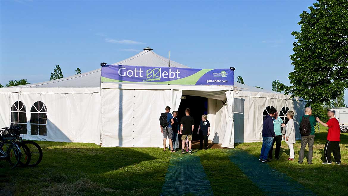image-fuer-slide-1 Gott ERlebt-Zelt vor Beginn einer Zeltveranstaltung